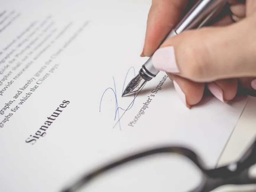 Une page de contrat corrigée après relecture