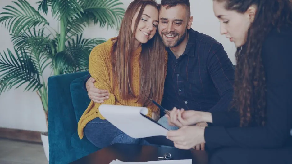 Une famille relit ensemble les contrats du foyer