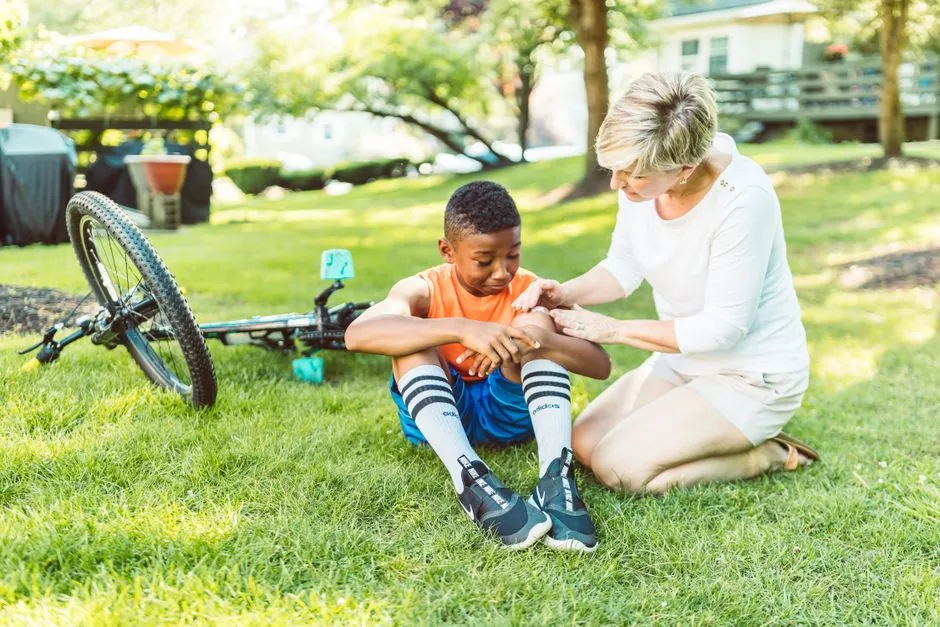 Des parents et leurs enfants rentrent de l’école