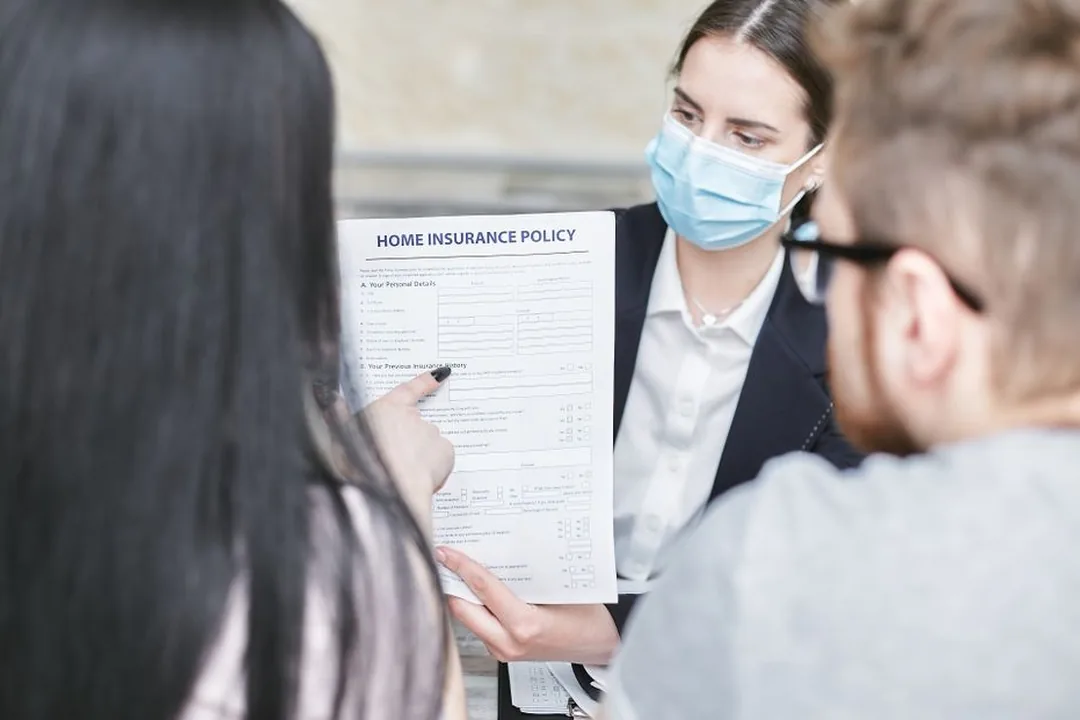 Un foyer relit ses contrats d’assurance autour de la table